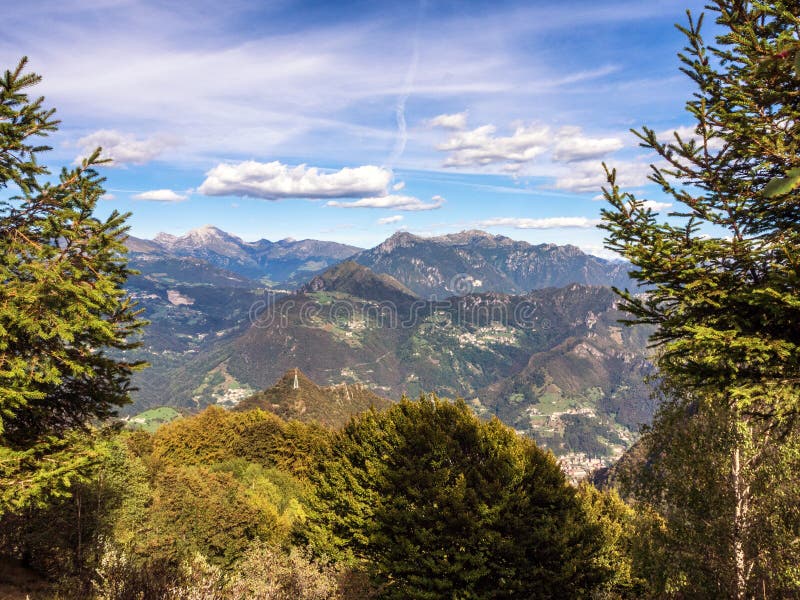Berglandschap van de valleien van Bergamo, Italië royalty-vrije stock foto's Berglandschap van de valleien van Bergamo, Italië royalty-vrije stock foto's