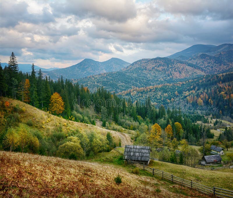 Berglandschap van mooie bewolkte dag in de Oekraïense Karpaten royalty-vrije stock afbeeldingen Berglandschap van mooie bewolkte dag in de Oekraïense Karpaten royalty-vrije stock afbeeldingen