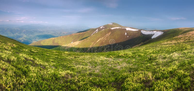 Berglandskap av den Carpathian Gorganyen, Ukraina royaltyfri fotografi Berglandskap av den Carpathian Gorganyen, Ukraina royaltyfri fotografi