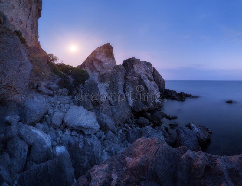 Berglandskap på havet på natten royaltyfri fotografi Berglandskap på havet på natten royaltyfri fotografi