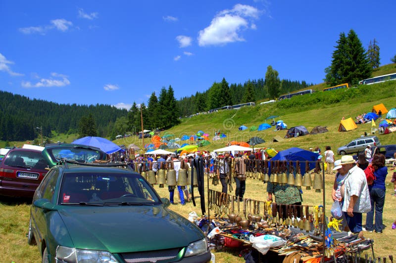 Bergmarkt met traditionele Bulgaarse artikelen stock afbeelding Bergmarkt met traditionele Bulgaarse artikelen stock afbeelding