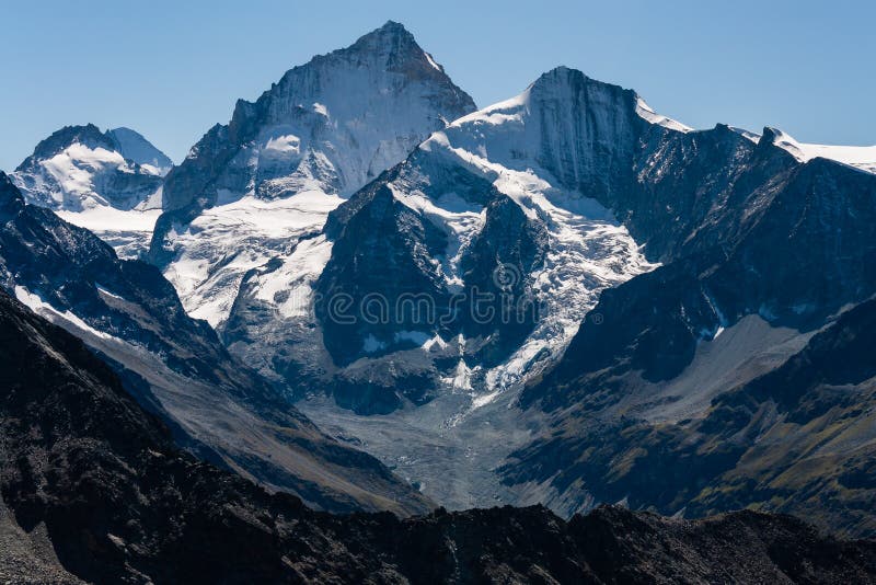 Bergmaxima ovanför Val d'Anniviers i Schweiz arkivfoto Bergmaxima ovanför Val d'Anniviers i Schweiz arkivfoto