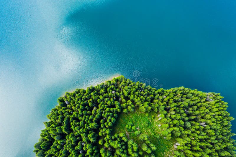 Bergmeer met turkoois water en groene bomen Bezinning in het water Mooi de zomerlandschap met bergen, bos en stock afbeelding Bergmeer met turkoois water en groene bomen Bezinning in het water Mooi de zomerlandschap met bergen, bos en stock afbeelding