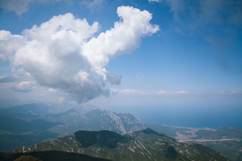 Bergmening van het overzees en de wolken stock afbeeldingen Bergmening van het overzees en de wolken stock afbeeldingen