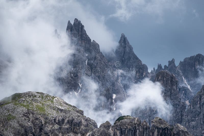Bergpanorama in de Dolomietalpen, Italië Bergrand in de wolken royalty-vrije stock foto's Bergpanorama in de Dolomietalpen, Italië Bergrand in de wolken royalty-vrije stock foto's