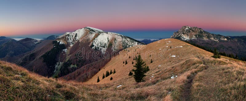 Bergpanorama vor Sonnenaufgang in Slowakei stockbilder Bergpanorama vor Sonnenaufgang in Slowakei stockbilder