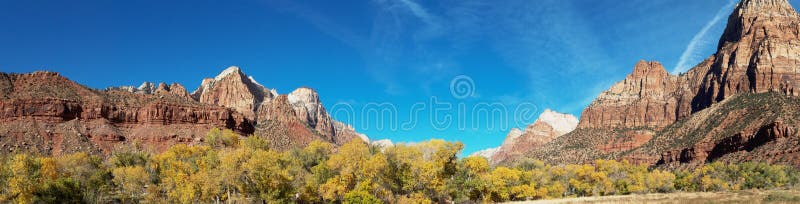 Bergpieken en Dalingskleuren in Zion National Park Utah stock foto Bergpieken en Dalingskleuren in Zion National Park Utah stock foto