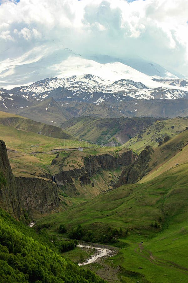 Bergrivier Malka bij de voet van Elbrus stock foto's Bergrivier Malka bij de voet van Elbrus stock foto's
