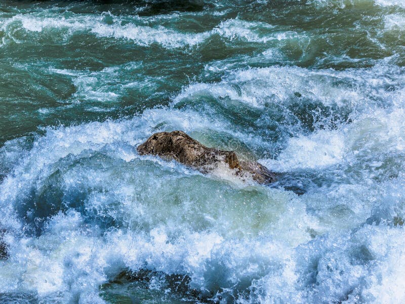 Bergrivier met wilde stroomversnelling, wateronderbrekingen hevig over r royalty-vrije stock foto's Bergrivier met wilde stroomversnelling, wateronderbrekingen hevig over r royalty-vrije stock foto's