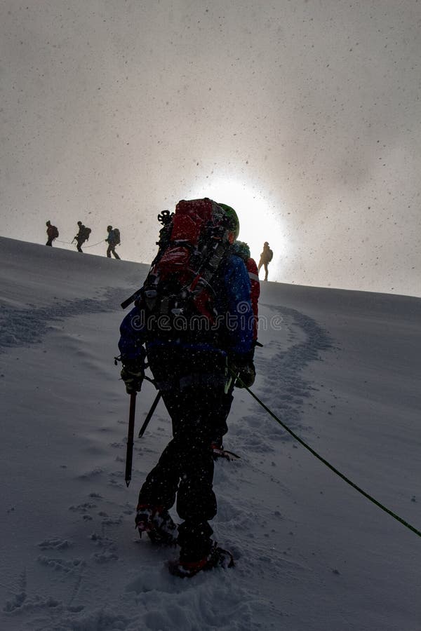 Bergsbestigaren i soluppgång på en snöig stigning på ett alpint turnerar kallade Spagetti Runda i de europeiska fjällängarna, Mon royaltyfri bild Bergsbestigaren i soluppgång på en snöig stigning på ett alpint turnerar kallade Spagetti Runda i de europeiska fjällängarna, Mon royaltyfri bild