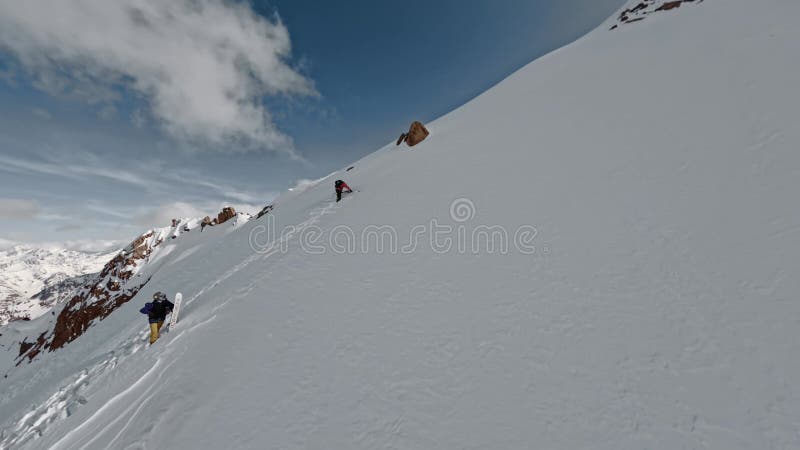 Bergsicht Extremsportler klettern auf hochverschneiten Berggipfel Snowboard-Tour