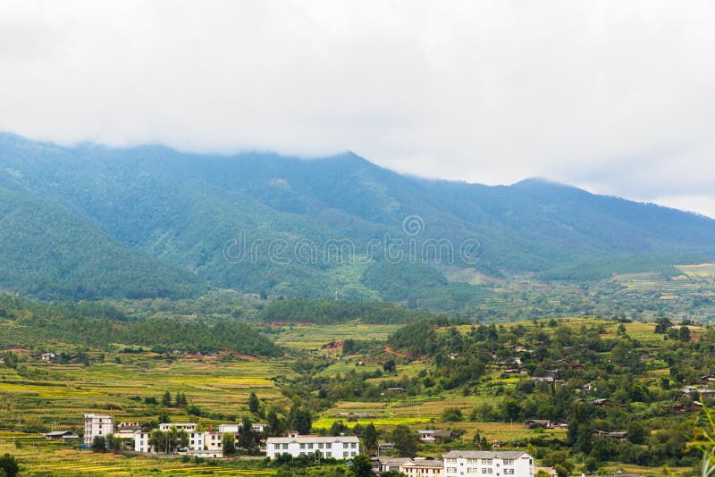 Bergsikt på vägen från Lijiang till Lugu sjön arkivbilder Bergsikt på vägen från Lijiang till Lugu sjön arkivbilder
