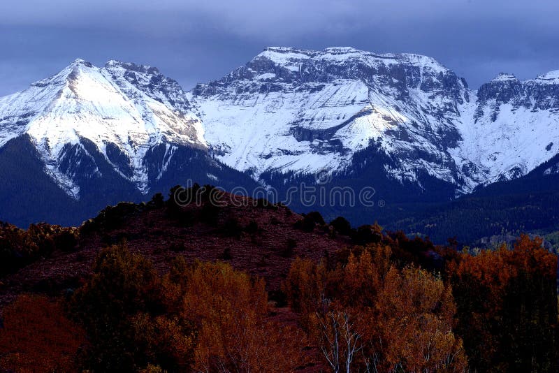 Download Bergskedja arkivfoto. Bild av natur, färg, berg, liggande - 27306