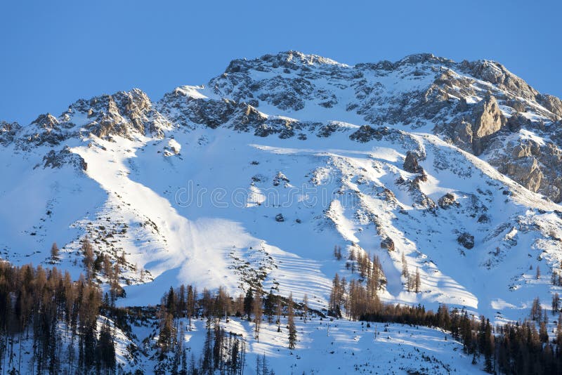 Bergskedja som täckas i snön, österrikiska fjällängar arkivbilder Bergskedja som täckas i snön, österrikiska fjällängar arkivbilder