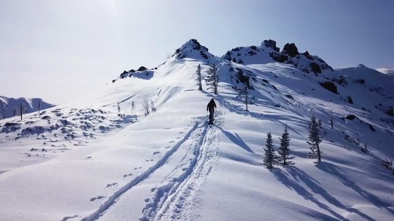 Bergsteiger, die epische Gebirgszugaufstieg des Gebirgsexpeditionsluftfluges zum Erfolgsschönen Höchstwinter gehen.