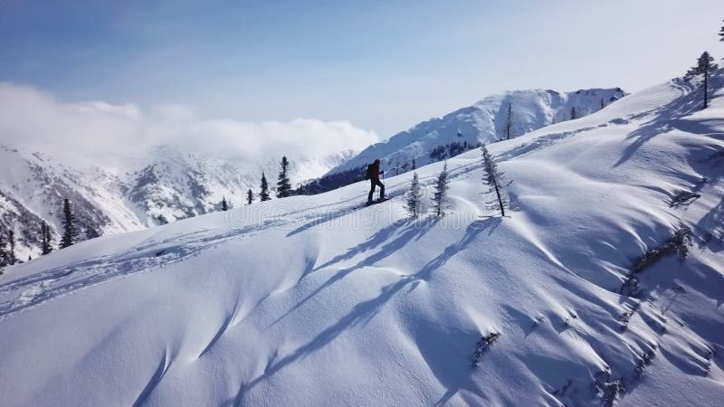 Bergsteiger, die epische Gebirgszugaufstieg des Gebirgsexpeditionsluftfluges zum Erfolgsschönen Höchstwinter gehen.