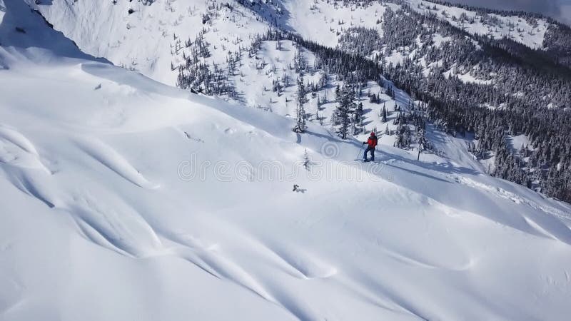 Bergsteiger, die epische Gebirgszugaufstieg des Gebirgsexpeditionsluftfluges zum Erfolgsschönen Höchstwinter gehen.