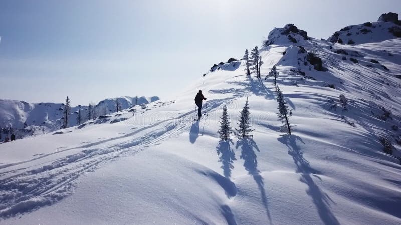 Bergsteiger, die epische Gebirgszugaufstieg des Gebirgsexpeditionsluftfluges zum Erfolgsschönen Höchstwinter gehen.