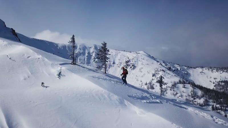 Bergsteiger, die epische Gebirgszugaufstieg des Gebirgsexpeditionsluftfluges zum Erfolgsschönen Höchstwinter gehen.