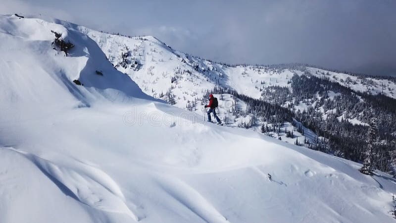 Bergsteiger, die epische Gebirgszugaufstieg des Gebirgsexpeditionsluftfluges zum Erfolgsschönen Höchstwinter gehen.