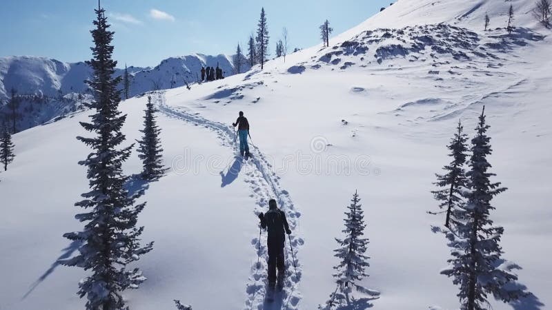 Bergsteiger, die epische Gebirgszugaufstieg des Gebirgsexpeditionsluftfluges zum Erfolgsschönen Höchstwinter gehen.