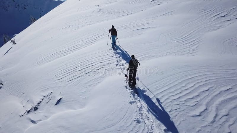 Bergsteiger, die epische Gebirgszugaufstieg des Gebirgsexpeditionsluftfluges zum Erfolgsschönen Höchstwinter gehen.