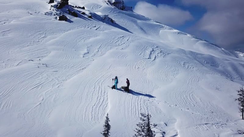 Bergsteiger, die epische Gebirgszugaufstieg des Gebirgsexpeditionsluftfluges zum Erfolgsschönen Höchstwinter gehen.