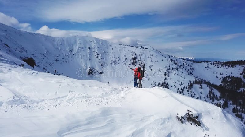 Bergsteiger, die epische Gebirgszugaufstieg des Gebirgsexpeditionsluftfluges zum Erfolgsschönen Höchstwinter gehen.