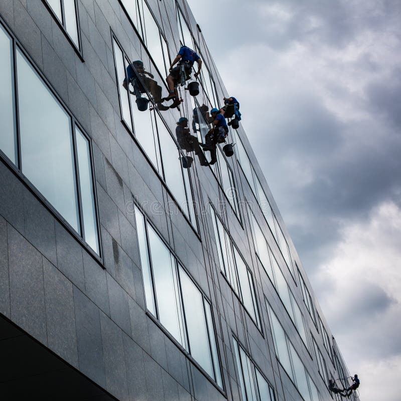 Bergsteiger, die Fenster waschen lizenzfreie stockfotos Bergsteiger, die Fenster waschen lizenzfreie stockfotos