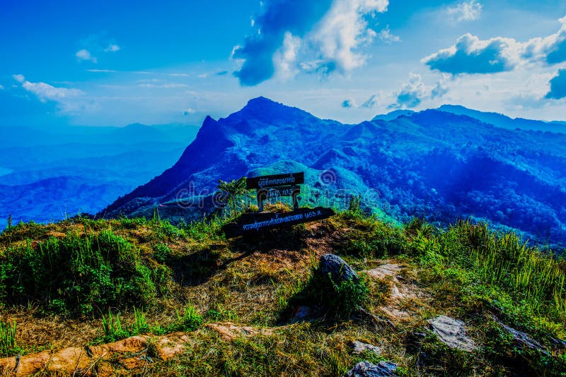Bergsvy vid Doi Pha Tang i provinsen Chiangrai. Mountain View vid Doi Pha Tang i Chiangrai Province, Thailand