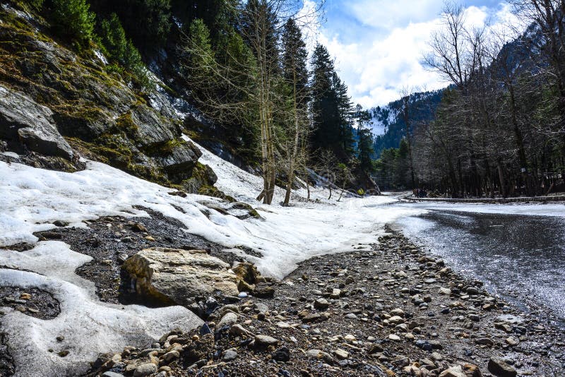 Bergväg efter regn i den Naran dalen, Pakistan arkivbild Bergväg efter regn i den Naran dalen, Pakistan arkivbild