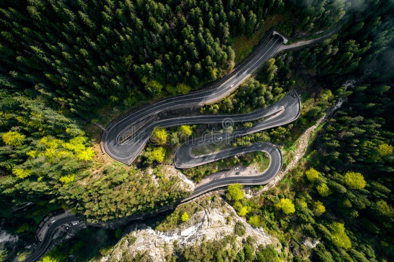 Bergvägens flygvy Bicaz pass, RO-mani royaltyfria foton