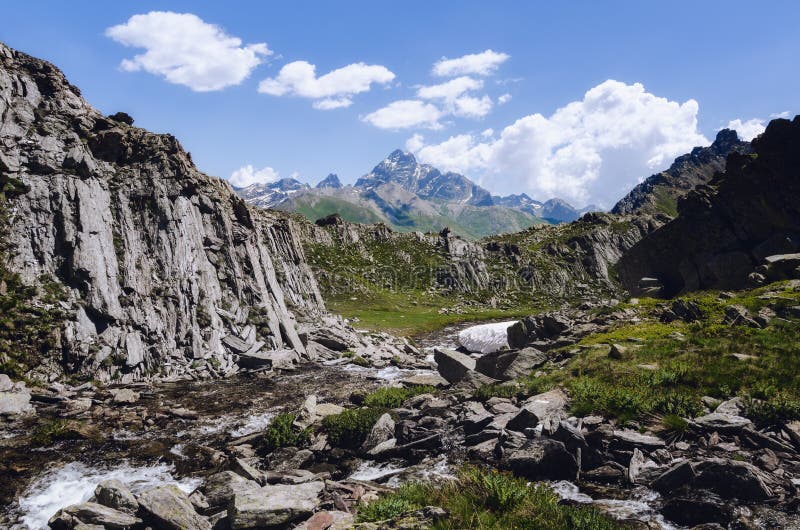 Bergweg aan het blauwe meer van chianale, in de Italiaanse alpen van Cuneo, Piemonte, met de beroemde piek van monviso royalty-vrije stock foto Bergweg aan het blauwe meer van chianale, in de Italiaanse alpen van Cuneo, Piemonte, met de beroemde piek van monviso royalty-vrije stock foto
