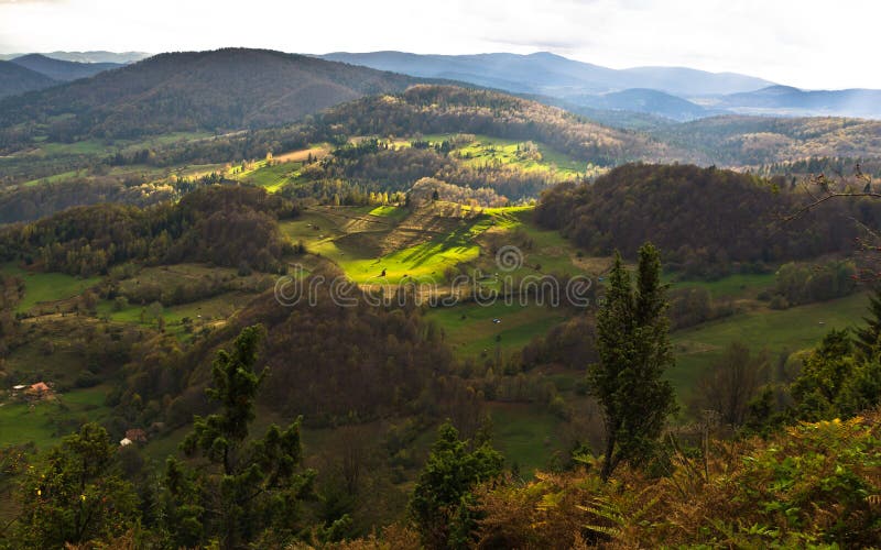 Bergweiden bij de herfst door devinelicht wordt verlicht, Radocelo-berg die royalty-vrije stock fotografie Bergweiden bij de herfst door devinelicht wordt verlicht, Radocelo-berg die royalty-vrije stock fotografie