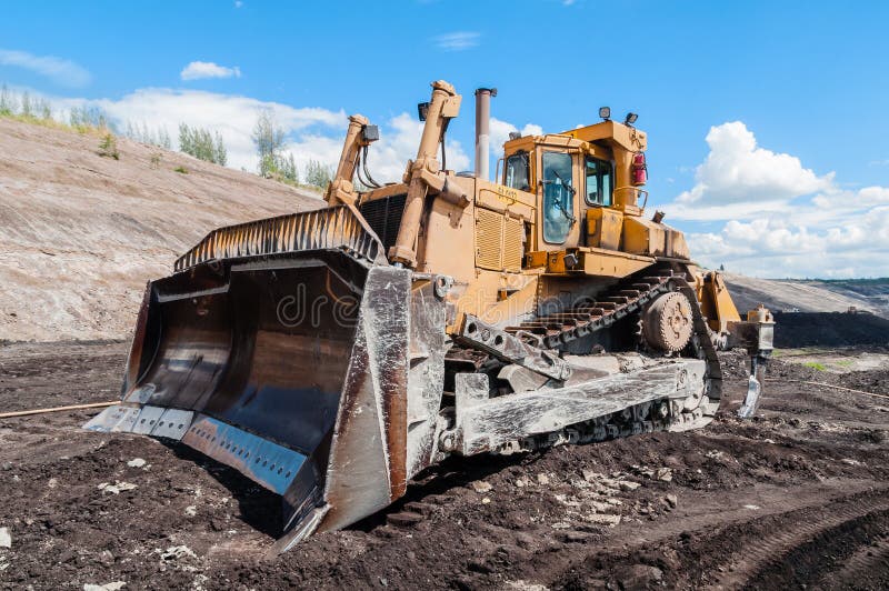 Bergwerksausrüstung oder Minenmaschiene, Planierraupe von der übertägigen oder Tagebaugrube als der Kohlen-Produktion stockfotografie Bergwerksausrüstung oder Minenmaschiene, Planierraupe von der übertägigen oder Tagebaugrube als der Kohlen-Produktion stockfotografie