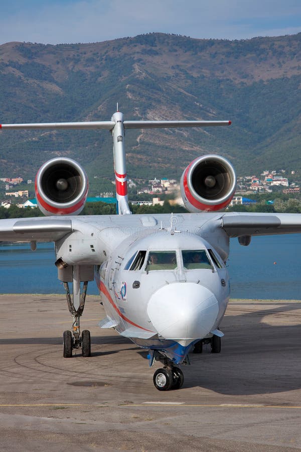 Beriev BE-200  O Beriev BE-200 é o maior avião anfíbio com