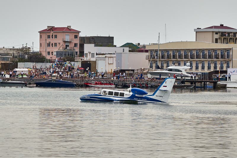 Beriev Be-103 stiger ned den amfibiska nivån på hydrospheren för ytterligare start från yttersidan av Blacket Sea på Hydroaviasal royaltyfri fotografi Beriev Be-103 stiger ned den amfibiska nivån på hydrospheren för ytterligare start från yttersidan av Blacket Sea på Hydroaviasal royaltyfri fotografi