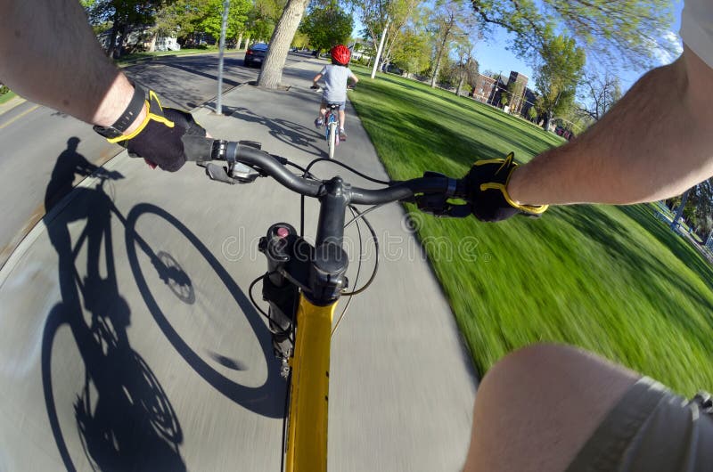 Berijdende Fiets in Park met Jonge geitjes POV Fisheye royalty-vrije stock afbeeldingen Berijdende Fiets in Park met Jonge geitjes POV Fisheye royalty-vrije stock afbeeldingen