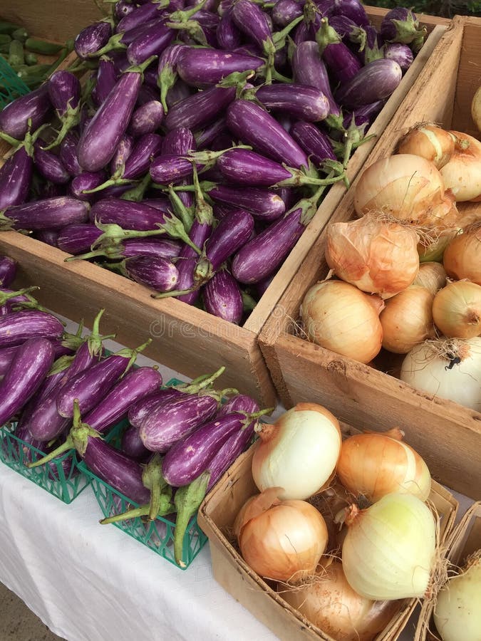 Beringela e cebola roxas frescas para a venda imagem de stock royalty free