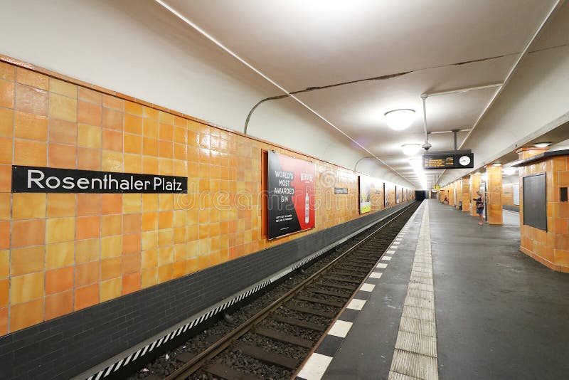 Berl?n, Alemania, el 13 de junio de 2018 Estación del metro de Rosenthaler Platz Paredes cubiertas en de cerámica anaranjado imágenes de archivo libres de regalías Berl?n, Alemania, el 13 de junio de 2018 Estación del metro de Rosenthaler Platz Paredes cubiertas en de cerámica anaranjado imágenes de archivo libres de regalías