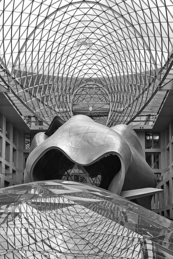 BERLIJN, DUITSLAND - JULI 2015: Atrium van DZ Bank die B inbouwen stock fotografie BERLIJN, DUITSLAND - JULI 2015: Atrium van DZ Bank die B inbouwen stock fotografie
