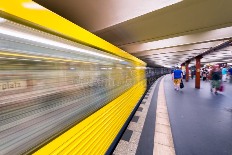 BERLIM, ALEMANHA - 23 DE JULHO DE 2016: Metro amarelo que acelera fotos de stock BERLIM, ALEMANHA - 23 DE JULHO DE 2016: Metro amarelo que acelera fotos de stock
