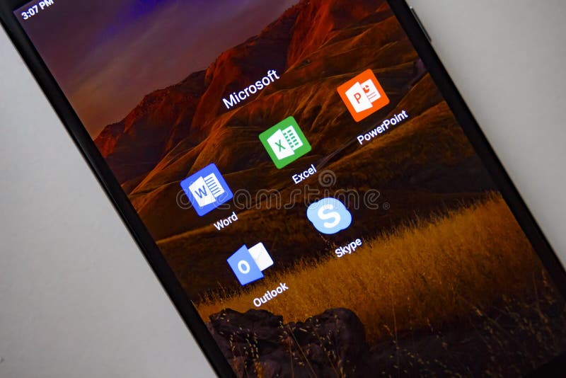 Berlim, Alemanha - 19 de novembro de 2017: Apps de Microsoft no smartphone moderno da tela Palavra, Exel, PowerPoint, probabilida imagens de stock Berlim, Alemanha - 19 de novembro de 2017: Apps de Microsoft no smartphone moderno da tela Palavra, Exel, PowerPoint, probabilida imagens de stock