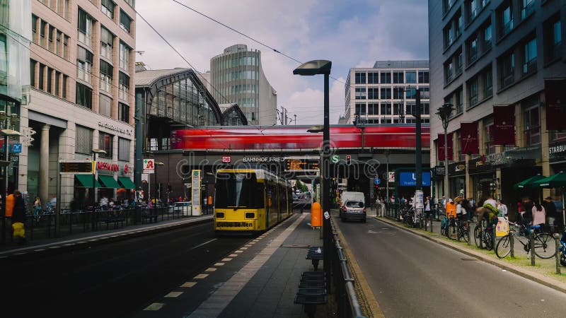 BERLIM - 18 DE SETEMBRO: Timelapse que estabelece o tiro do tráfego em Friedrichstrasse, o 18 de setembro de 2017 em Berlim, Alem video estoque BERLIM - 18 DE SETEMBRO: Timelapse que estabelece o tiro do tráfego em Friedrichstrasse, o 18 de setembro de 2017 em Berlim, Alem video estoque