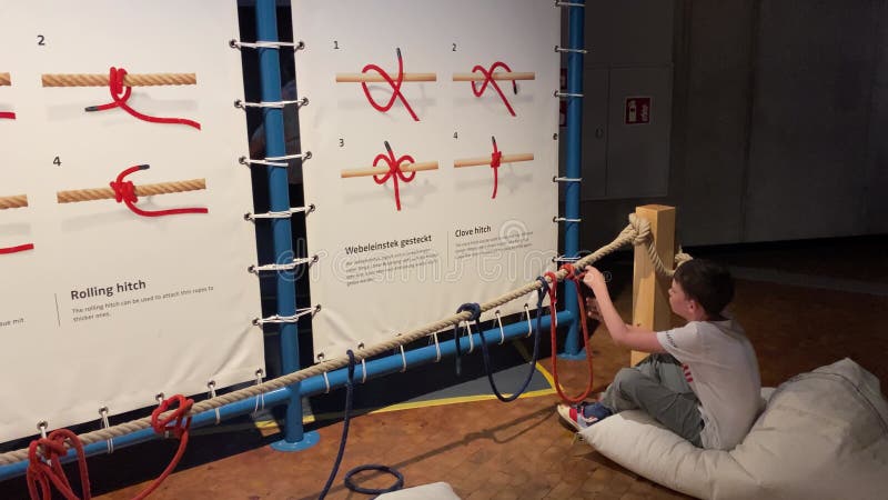 Berlin allemagne 13 juillet 2024 : garçon apprend à nouer des noeuds de mer dans l'exposition interactive du musée technique banque de vidéos
