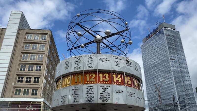 Berlin allemagne 13 juillet 2024 : grande rotonde métallique de l'horloge mondiale située sur la place publique d'alexanderplatz à clips vidéos