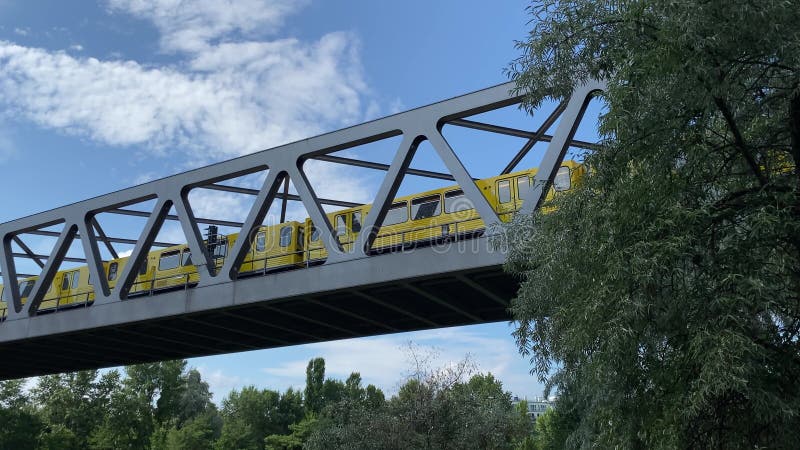 Berlin allemagne 10 juillet 2024 : train jaune se déplace sur le pont au-dessus du sol. concept ferroviaire élevé banque de vidéos