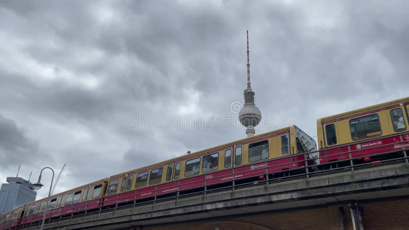 Berlin allemagne 10 juillet 2024 : train se déplace sur le pont au-dessus du sol, à l'arrière de la tour de télévision clips vidéos