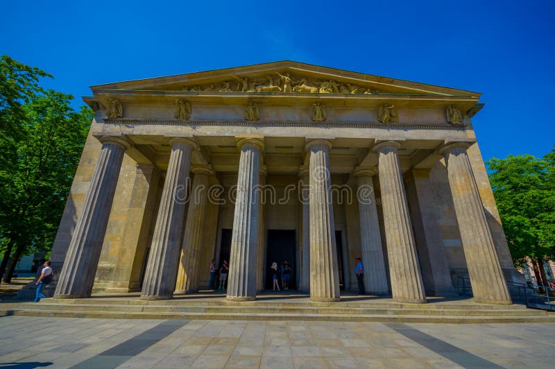 BERLIN, ALLEMAGNE - 6 JUIN 2015 : La façade frontale du musée, de la mère et du fils de Neue Wache est morte à l'intérieur Monume image stock BERLIN, ALLEMAGNE - 6 JUIN 2015 : La façade frontale du musée, de la mère et du fils de Neue Wache est morte à l'intérieur Monume image stock