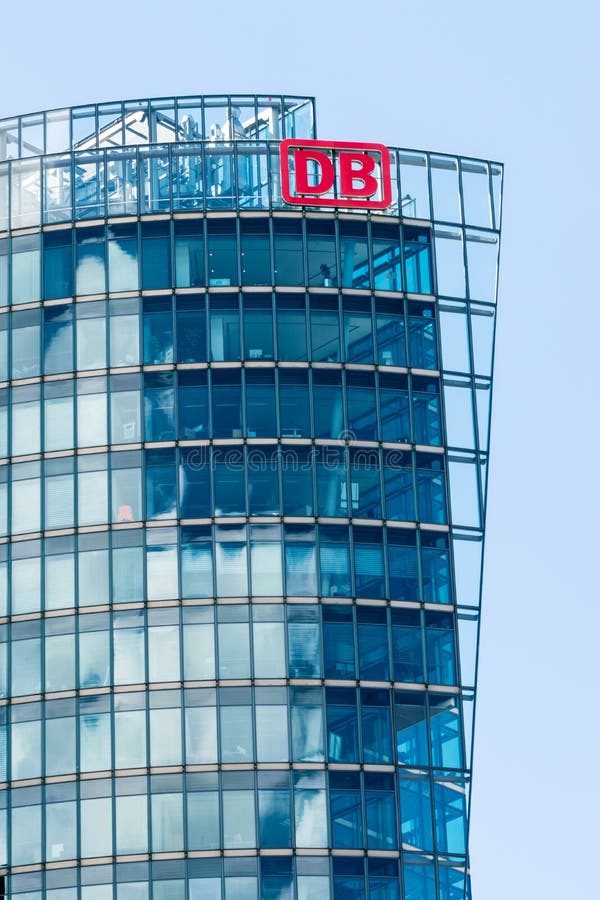 BERLIN, ALLEMAGNE - 22 JUIN 2016 : Sièges sociaux de Deutsche Bahn image stock BERLIN, ALLEMAGNE - 22 JUIN 2016 : Sièges sociaux de Deutsche Bahn image stock